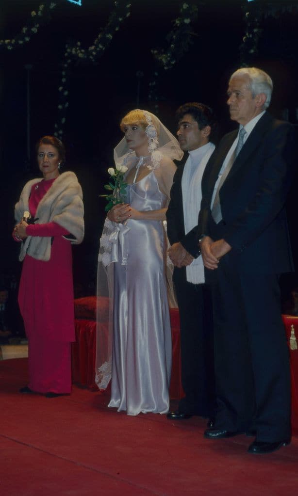 Hola 1846. Enero 1980. Boda Bárbara Rey y Ángel Cristo.