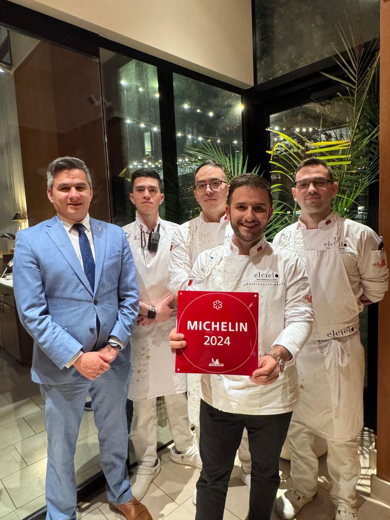 El chef Juan Manuel Barrientos celebra por su cuarta estrella Michelin en Elcielo Washington