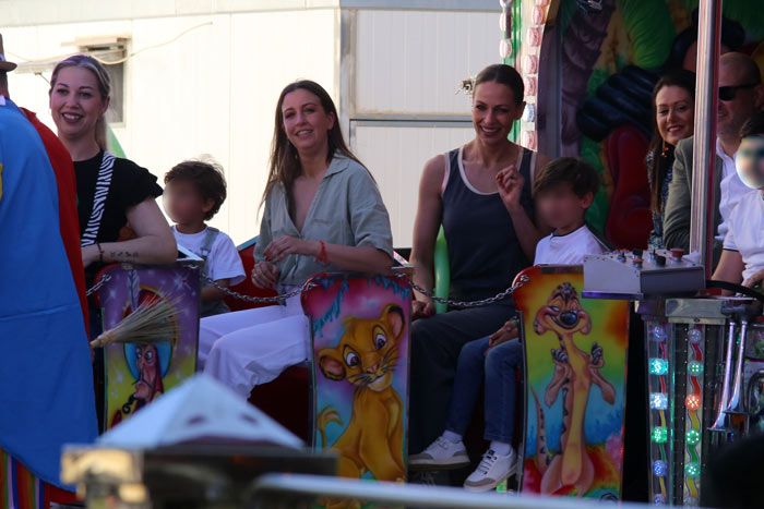 Eva González en la feria de Mairena del Alcor con su hijo