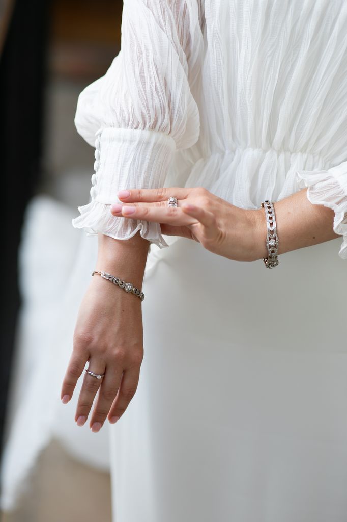 Vestido de novia con capa de Sara Omatos