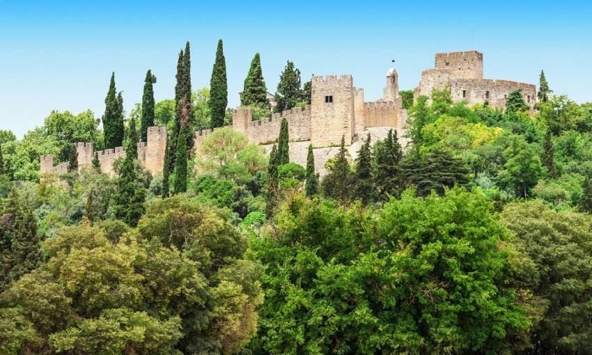 Murallas del castillo templario de Tomar, en Portugal