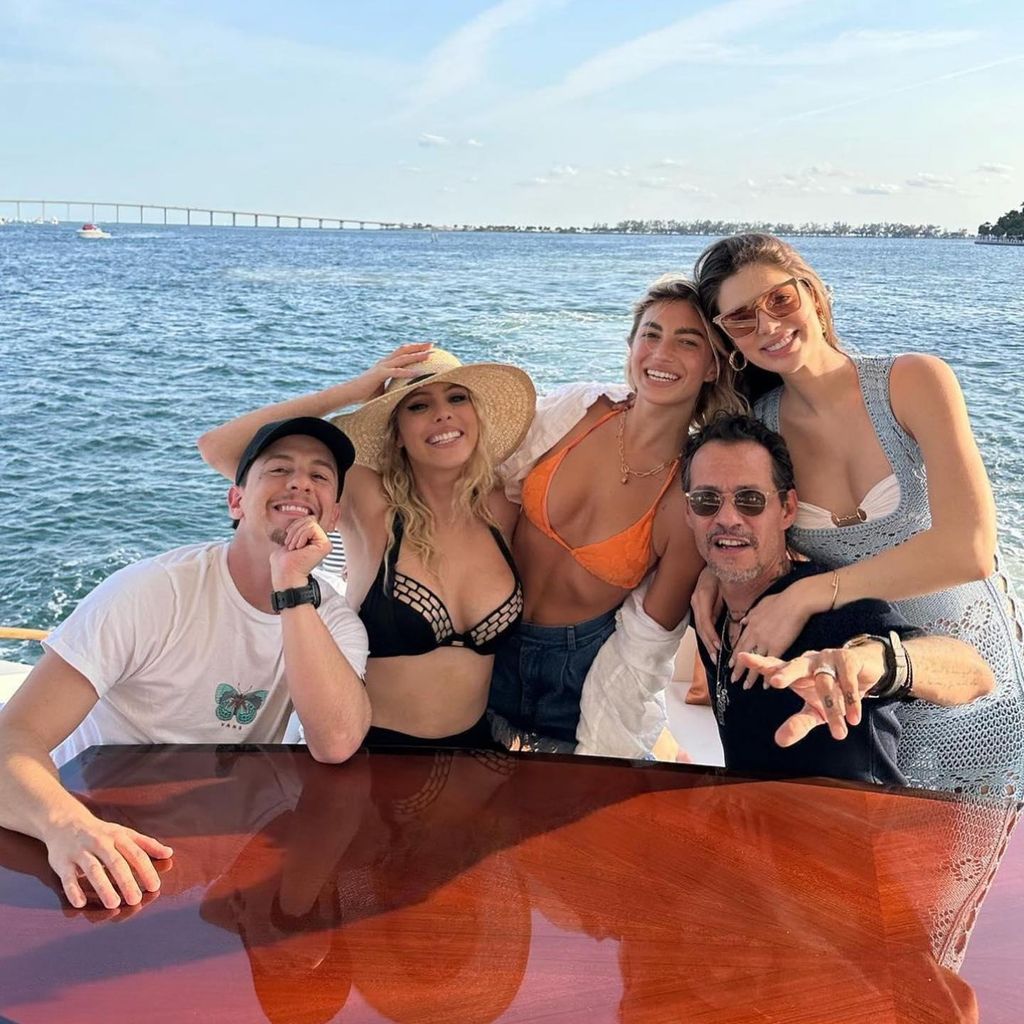 Marc Anthony y Nadia Ferreira con amigos