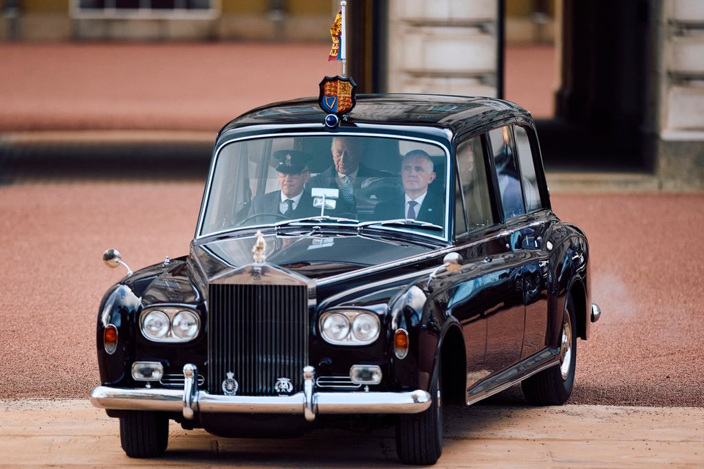 Rey CArlos III llegando a Horse Guards Parade pra la bienvenida oficial al emir de Catar