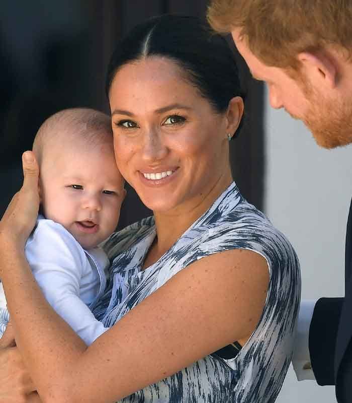 Meghan Markle con el príncipe Harryy Archie en sus brazos