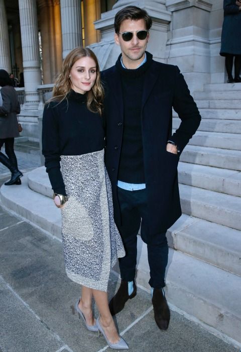 Johannes Huebl con un modelo de Chelsea con elásticos en azul celeste.
