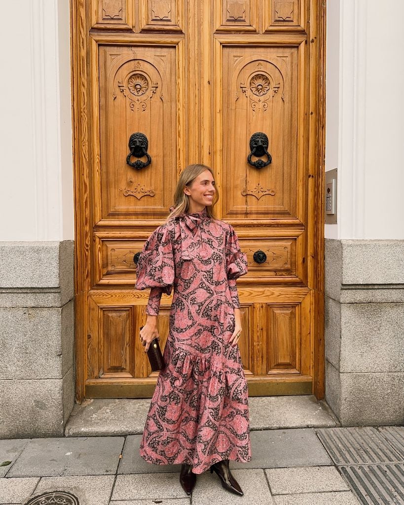 Lucía Bárcena con vestido rosa estampado