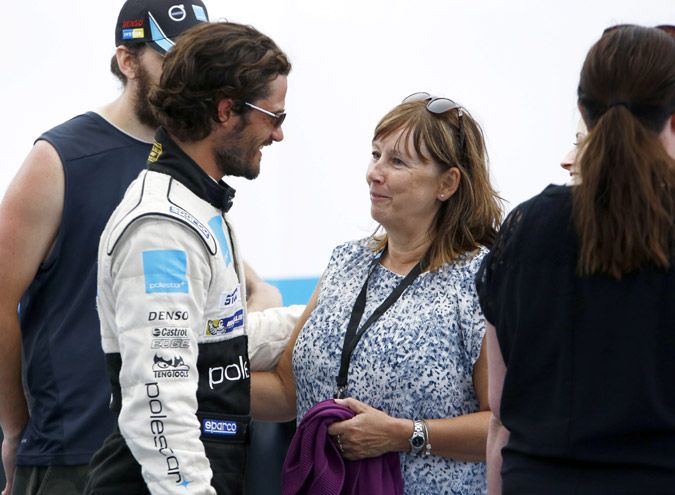 Carlos Felipe de Suecia se mostró muy cariñoso y antento con la madre de Sofia, que se ha convertido en un gran apoyo al piloto ante la ausencia de su hija
