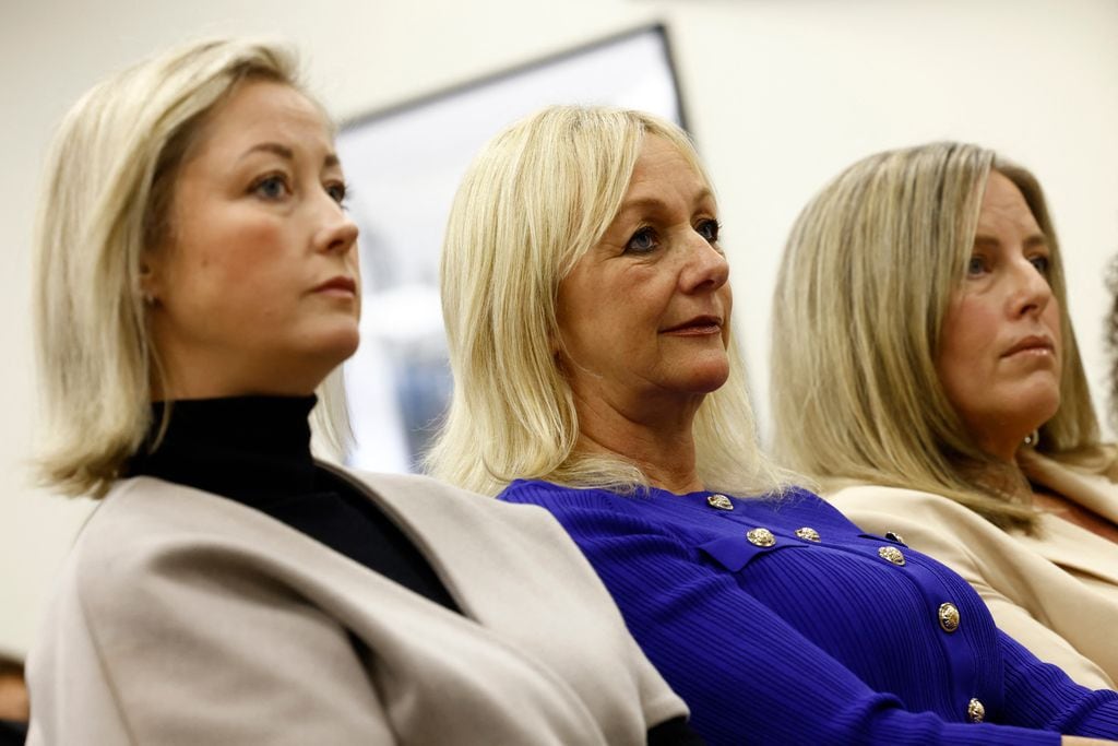 Gemma, Lindsay y Jen en una conferencia de prensa con el equipo legal que aparece en "Al-Fayed: Predator at Harrods", en Londres el 31 de octubre de 2024