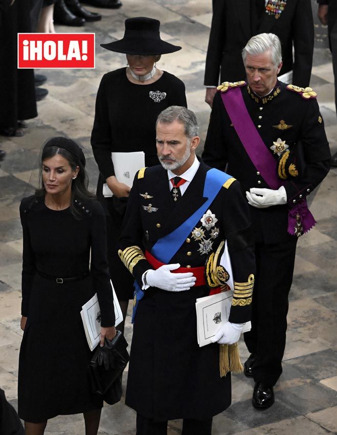 Don Felipe y doña Letizia en el funeral de Isabel Ii 