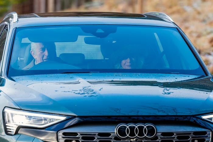 Carlos III y Camilla llegando a un servicio religioso en Escocia