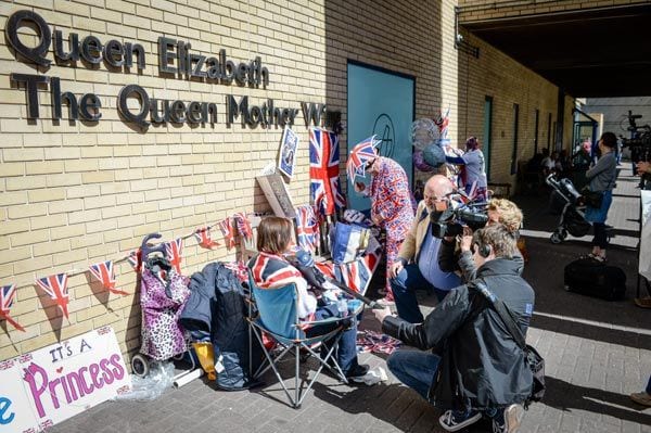 Algunos curiosos se agolpan ya a las puertas del hospital en el que la Duquesa dará a luz. Banderas, globos y carteles con felicitaciones han empezado a multiplicarse entre los fans de la monarquía
