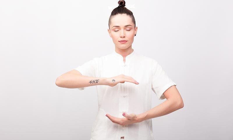 Mujer cogiendo la energía 