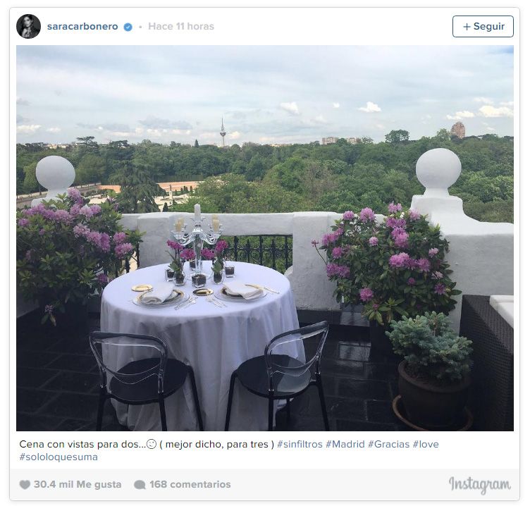 El portero sorprendió a su chica con una romántica cena, un detalle que Sara compartió con todos sus seguidores de Instagram. "Cena con vistas para dos...😉 ( mejor dicho, para tres)", escribió junto a esta imagen
