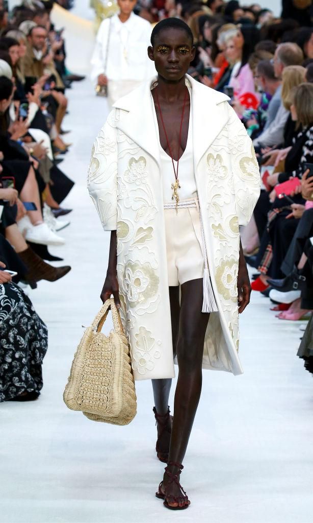 look de pasarela de valentino con oversize bag de rafia