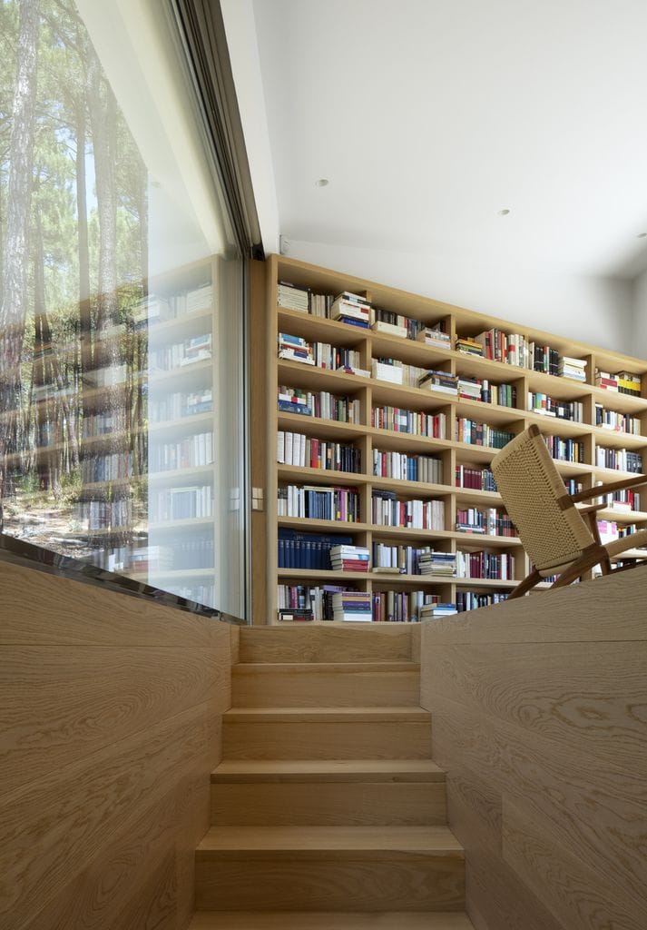 Biblioteca de la vivienda en pleno bosque