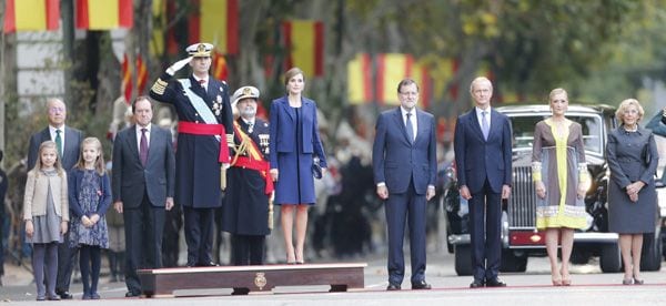 Los Reyes han presidido el desfile militar con motivo del 12 de octubre acompañados de sus hijas, la princesa de Asturias y su hermana, la infanta Sofía. Se trata del segundo desfile militar que Felipe VI preside como Rey
