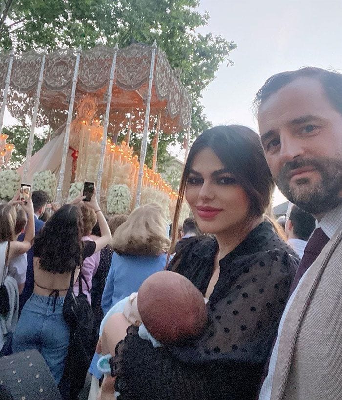 Marisa Jara junto a su pareja, MIguel Almansa, y su bebé recién nacido en las procesiones de Semana Santa