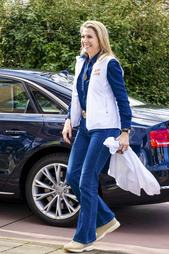 Al look de la reina se le comoce como "Canadian Tuxedo" y significa la mezcla de dos piezas (una superior y una inferior) confeccionadas en mezclilla 
