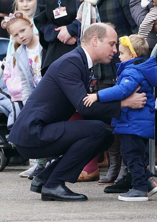 Príncipe Guillermo con un niño 