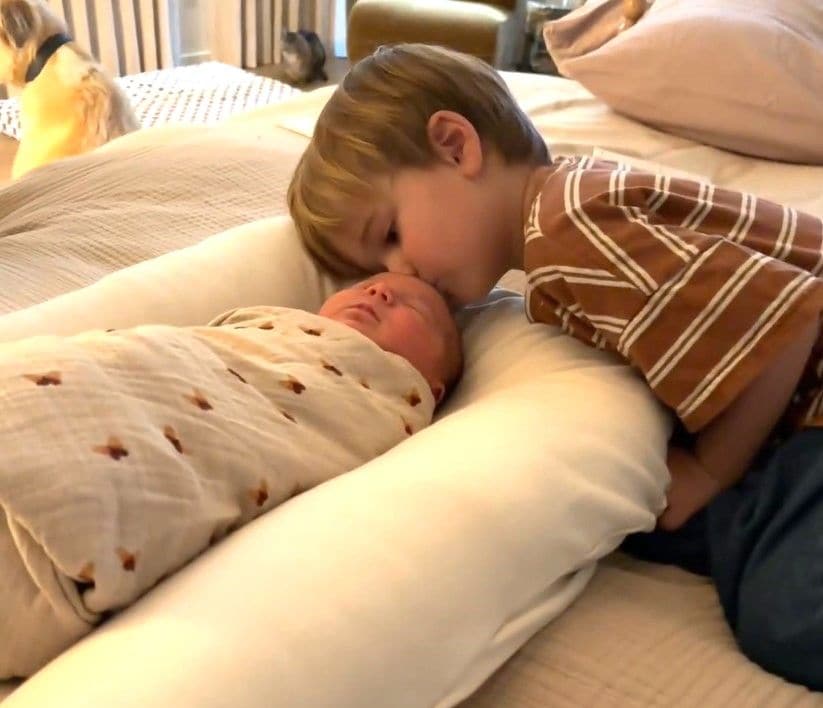 Mandy Moore con su hija recién nacida, Louise