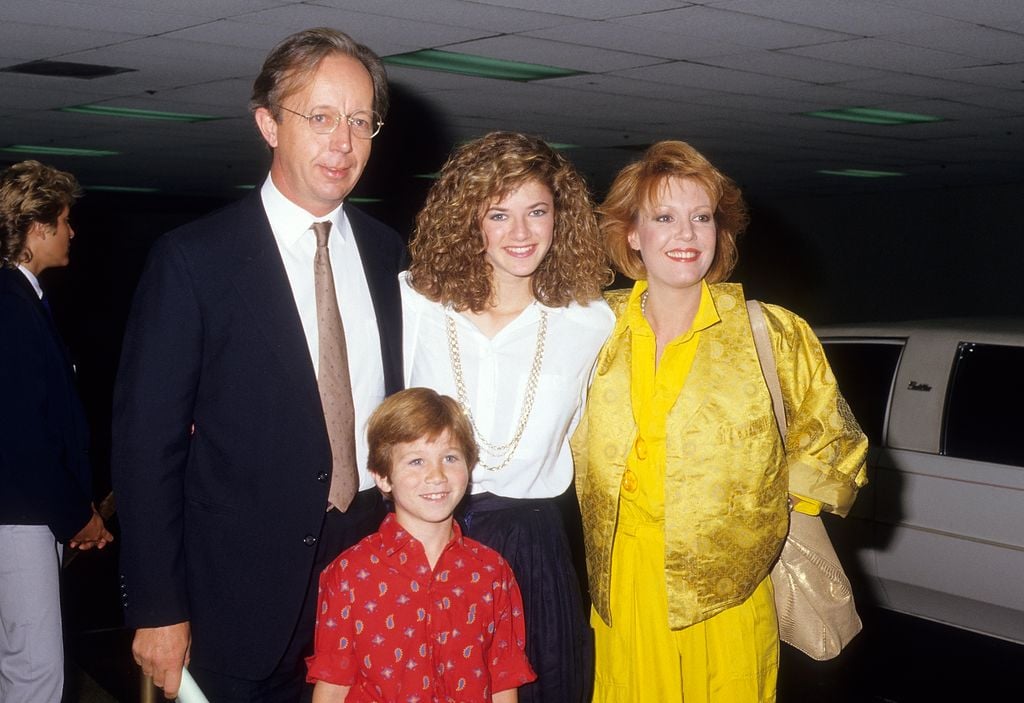 El actor Max Wright, la actriz Andrea Elson, la actriz Anne Schedeen y Benji Gregory en una fiesta de la serie Alf en 1987