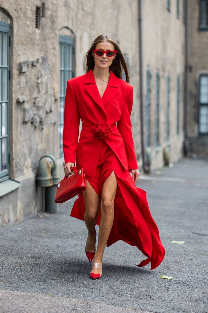 Nina Sandbech con look rojo de invitada