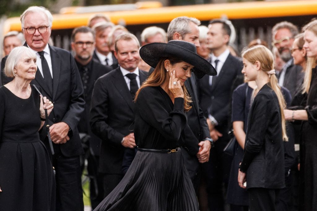 La reina Mary de Dinamarca en el funeral de Per Thornit en Copenhague, agosto 2024