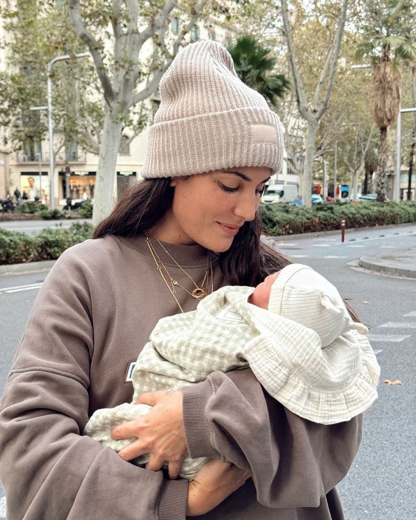 Alba Paul, pareja de Dulceida, con su pequeña Aria