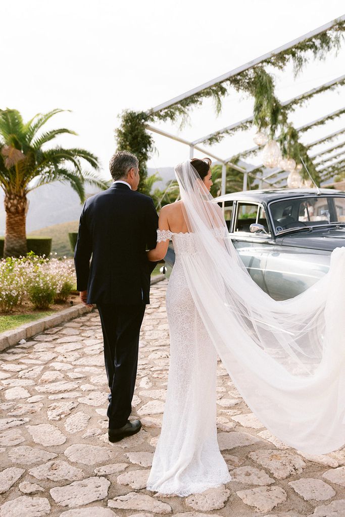 Sandra Garal llegando a su boda 