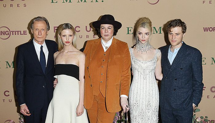 Anya Taylor-Joy con el equipo de 'Emma'