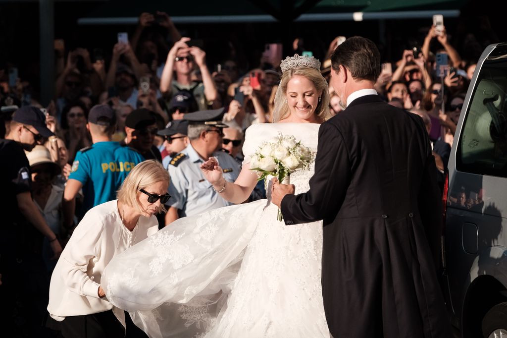 Pablo de Grecia entrega el ramo de boda a su hermana