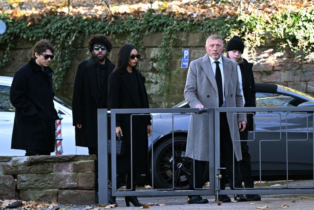 Boris Becker llega al funeral de su madre junto a su esposa, Lilian de Carvalho Monteiro, y sus hijos Amadeus, Noah y Elias, en Leimen, Alemania, 30 Nov 2024  