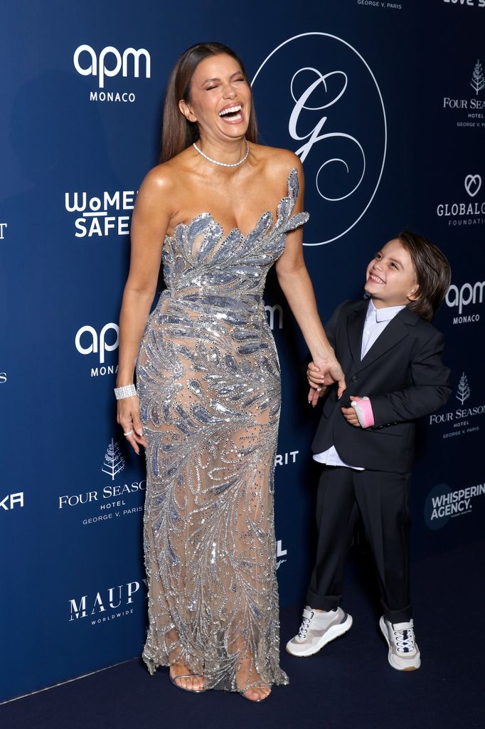 Eva Longoria con su hijo Santi en la "Global Gift Gala" en Paris el 5 de octubre de 2024