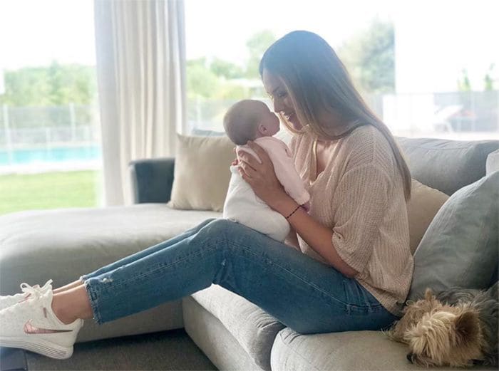 Helen Lindes y Rudy Fernández celebran el primer mes de vida de su hija Aura