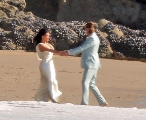 Kim Kardashian y Matthew Noszka, en la playa tras su boda en la ficción.