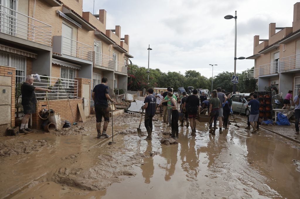 Vecinos de Valencia colaborando con la limpieza de los municipios 