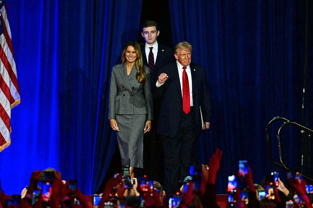 Donald Trump con su mujer Melania y su hijo Barron tras conocer su victoria en las elecciones de Estados Unidos