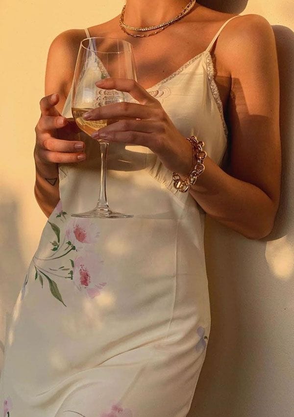 Mujer tomando una copa de vino