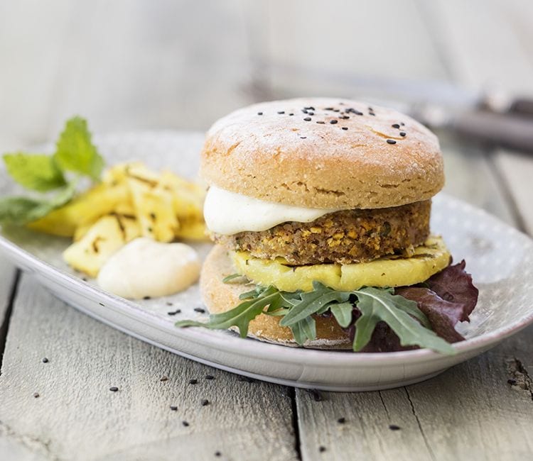 Hamburguesa vegana de altramuces y quinoa con piña