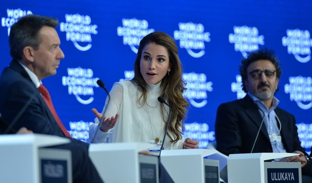 Rania de Jordania, en Davos, Suiza, en el año 2016 durante una sesión sobre emergencia humanitaria, para entonces ella ya era una veterana allí