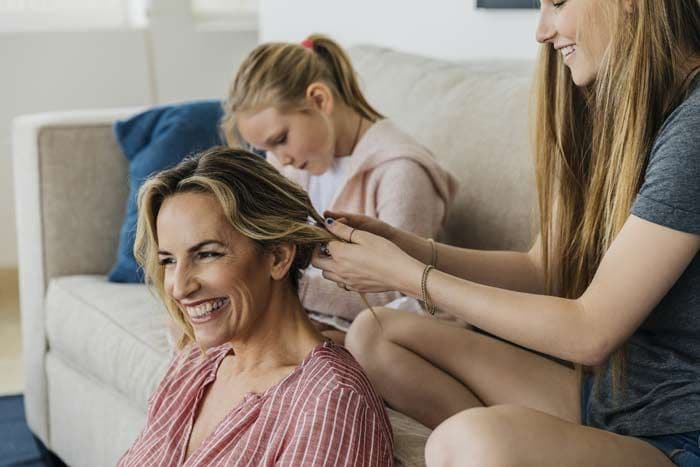 hija jugando don el pelo de la madre