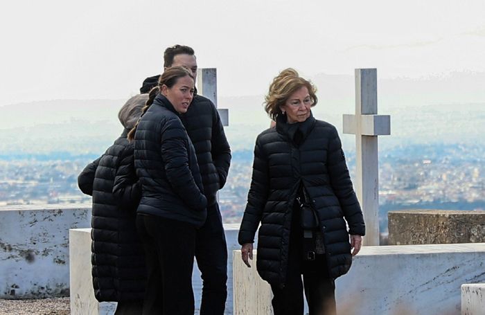 La reina Sofía visita con la familia el cementerio de Tatoi