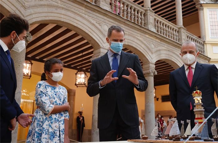 Don Felipe se encuentra con los pequeños ganadores del concurso '¿Qué es un Rey para ti?'