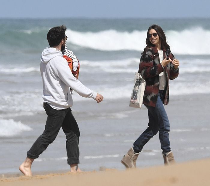 Elena Furiase con su novio y su hijo en la playa