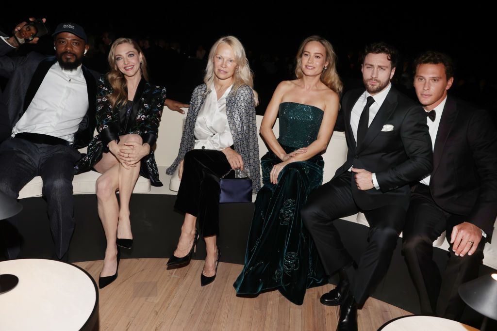 LaKeith Stanfield, Amanda Seyfried, Pamela Anderson, Brie Larson, Aaron Taylor-Johnson, Cooper Koch en el show de Giorgio Armani Ready-to-wear