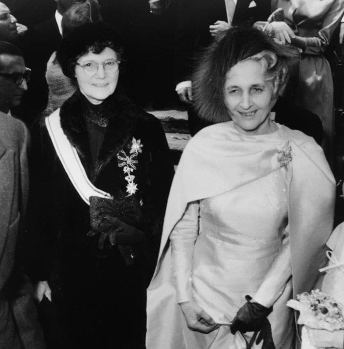 Zita of Bourbon-Parma (a la izquierda) junto a Magdalena de Borbón en la boda de la princesa Irene y el príncipa Hugo Carlos en Roma en abril de 1964
