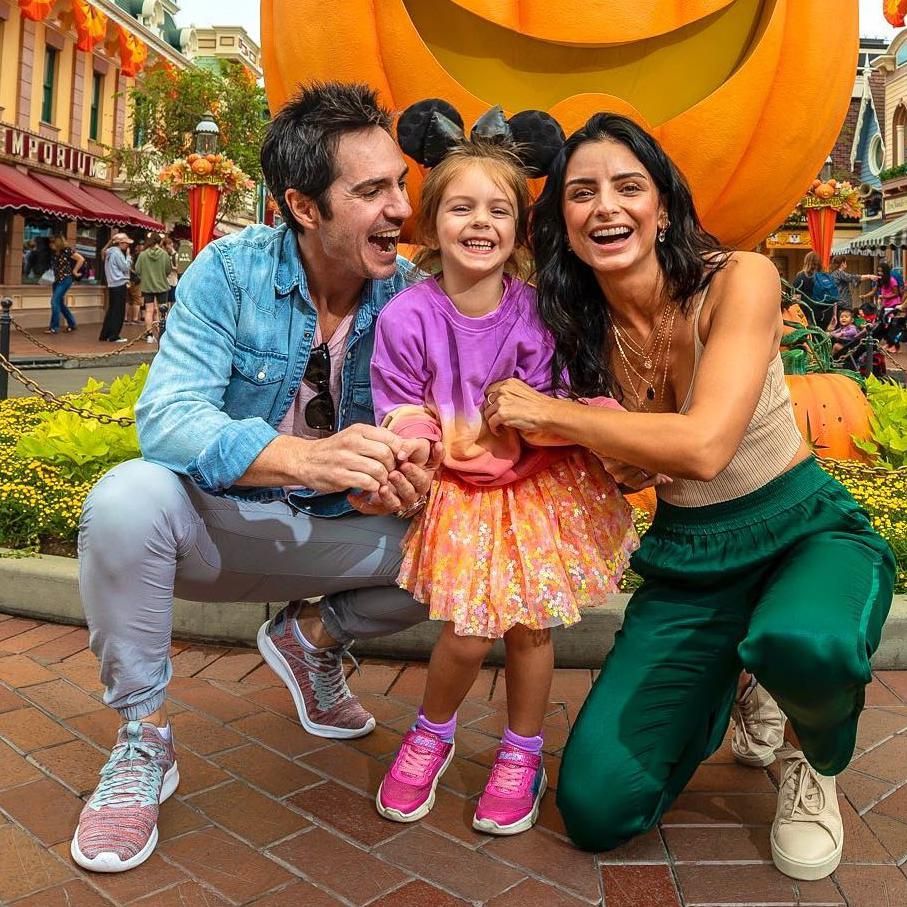 Aislinn Derbez y Mauricio Ochmann con su hija Kailani