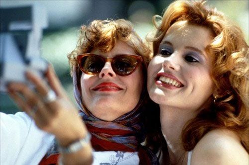 Thelma Dickinson y Louise Sawyer durante el viaje que cambiará su vida