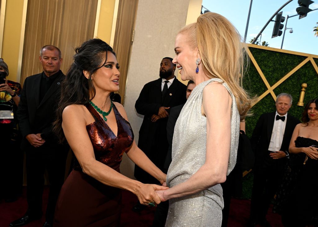 Las actrices ingresaron de la mano a la alfombra roja.