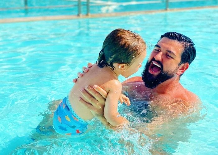 Manu Sánchez y su hijo en la piscina